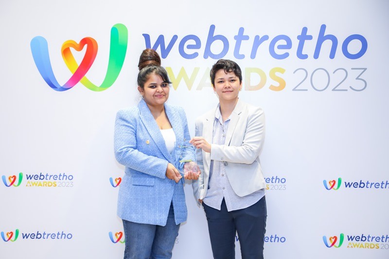 Phó Giám Đốc, The Parent Inc Việt Nam (bên phải) trao giải cho Giám đốc Ngành hàng Dinh dưỡng dành cho trẻ em, công ty Nestlé Việt Nam.