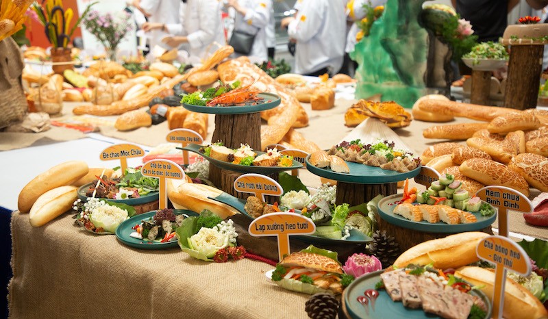 Điểm nhấn của Lễ Hội là chương trình công diễn 105 món ăn kèm bánh mì thể hiện sự đa dạng và sáng tạo không ngừng trong món ăn đặc biệt này.