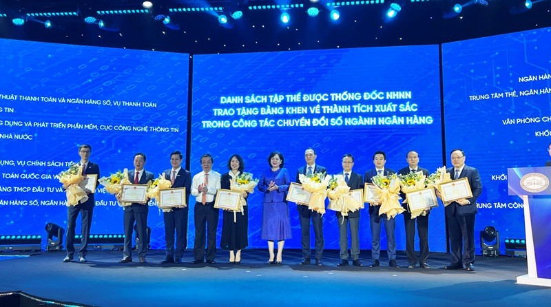  Ông Jung Kyung Won – Phó Tổng Giám đốc Ngân hàng Shinhan Việt Nam (ngoài cùng bên trái) đón nhận bằng khen thành tích xuất sắc trong công tác chuyển đổi số từ Thống đốc NHNN – Bà Nguyễn Thị Hồng