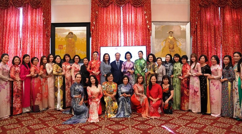 Phu nhân các Đại sứ rạng rỡ trong ngày hội “Áo dài – Tinh hoa văn hóa Việt” tại Washington D.C