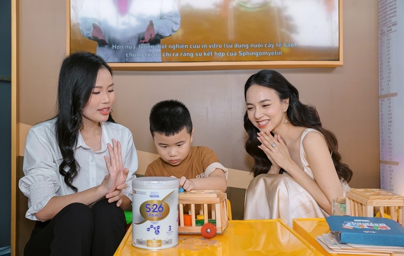 Diễn viên Đinh Ngọc Diệp cùng con tham gia trò chơi hỗ trợ phát triển trí não do nhãn hàng Nestlé S-26 Ultima tổ chức tại sự kiện.