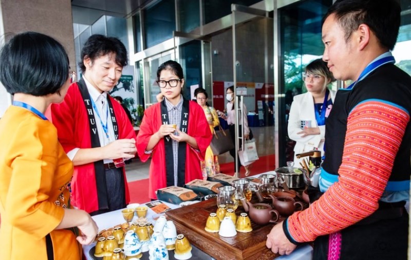 TS. Kumagai Katsuyoshi và các vị khách Nhật Bản thưởng trà Việt tại sự kiện Gặp gỡ Nhật Bản 2023.