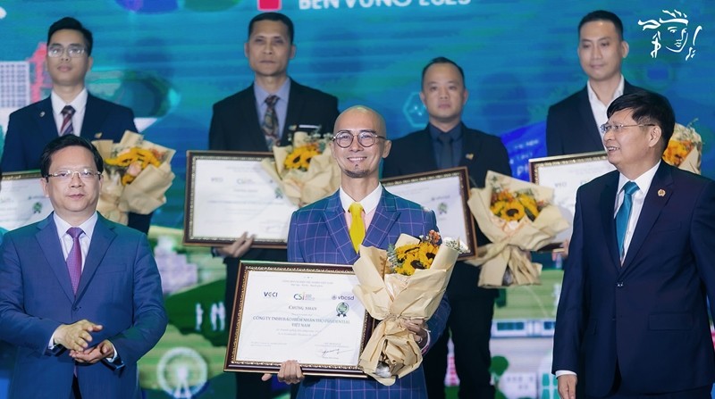 Ông Trần Thanh Phong, Phó Tổng giám đốc Marketing đại diện Prudential Việt Nam nhận giải thưởng tại Chương trình CSI 2023 vinh danh Top 100 doanh nghiệp bền vững.