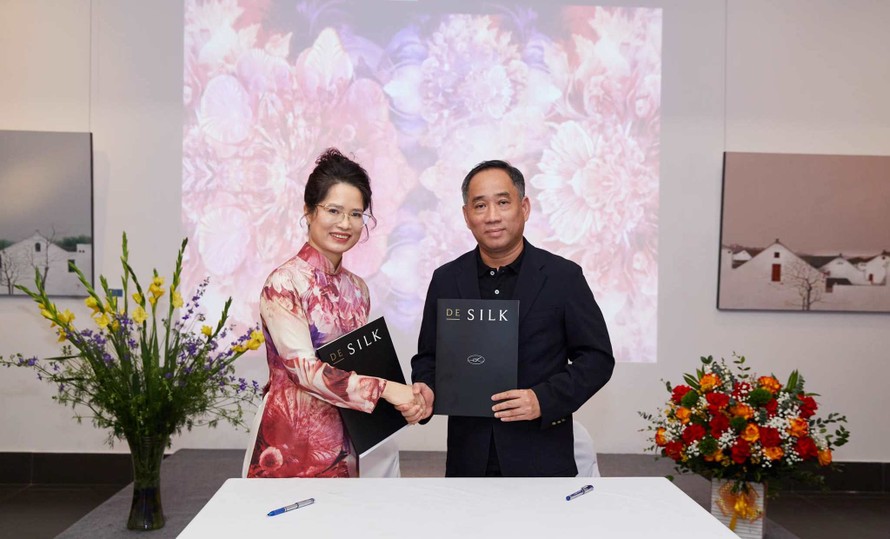 Nhà sáng lập thương hiệu lụa DeSilk Văn Hằng và giám đốc Bảo tàng Mỹ thuật Việt Nam Nguyễn Anh Minh trao thỏa thuận hợp tác đặc biệt, đưa bảo vật quốc gia lên lụa tơ tằm Việt Nam.