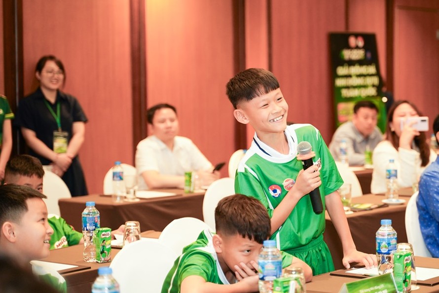Các cầu thủ nhí tham gia đặt câu hỏi cho Ban tổ chức Giải và cầu thủ Duy Mạnh tại buổi họp báo.