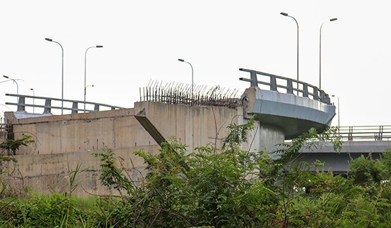 Trụ cầu kết nối với nút giao cầu vượt đại lộ Võ Văn Kiệt - quốc lộ 1A để kết nối với cao tốc TP.Hồ Chí Minh - Trung Lương. Ảnh: Linh Vũ