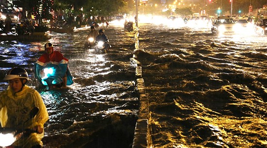 Đường Nguyễn Hữu Cảnh thường xuyên xảy ra tình trạng ngập nước mỗi khi mưa lớn. Ảnh: Linh Vũ