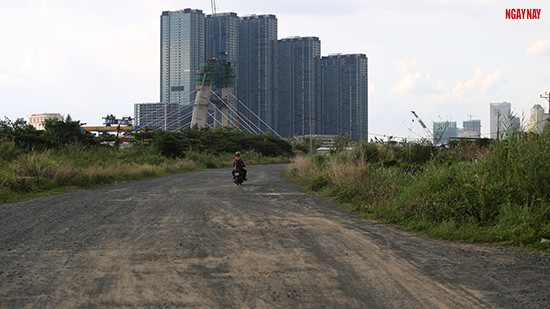 Hiện một phần tuyến đường này vẫn còn thi công tại khu vực đoạn từ Trung tâm Quản lý đường Hầm sông Sài Gòn tới cầu Thủ Thiêm 2. Ảnh: Linh Vũ