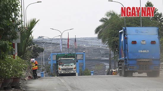 Mỗi ngày có khoảng 600 xe tải 10 tấn chở rác vào Bãi rác Đa Phước. Ảnh: Linh Vũ