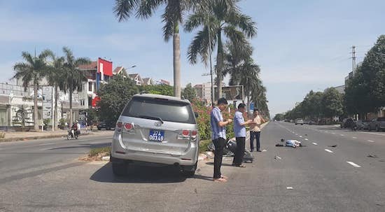 Bức ảnh 3 cán bộ trên xe biển số xanh sau khi gây tai nạn thản nhiên đứng bấm điện thoại, bỏ mặc nạn nhân. Ảnh: MXH