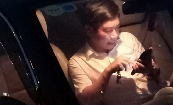 Ông Nguyễn Văn Điều ngồi trong xe xem điện thoại sau khi gây tai nạn chết người.