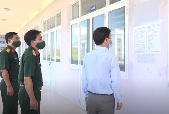 Kiểm tra Ký túc xá Trường Đại học Phạm Văn Đồng để làm khu cách ly. Ảnh: Chụp từ Truyền hình báo Quảng Ngãi