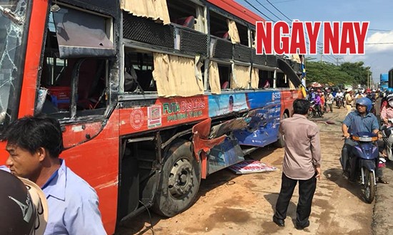 Xe Phương Trang hư hỏng nặng sau tai nạn với xe đầu kéo xảy ra vào ngày 31/3/2019 tại Đồng Nai. Ảnh: CTV