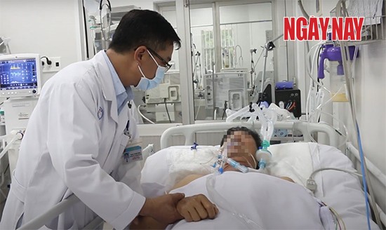 Bác sĩ Bệnh viện Chợ Rẫy cấp cứu cho một bệnh nhân bị ngộ độc sau khi ăn Pate Minh Chay