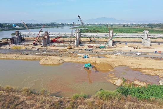 Chủ đầu tư vẫn chưa dừng thi công dự án đập dâng theo yêu cầu của UBND tỉnh Quảng Ngãi? Ảnh: Nguyễn Minh