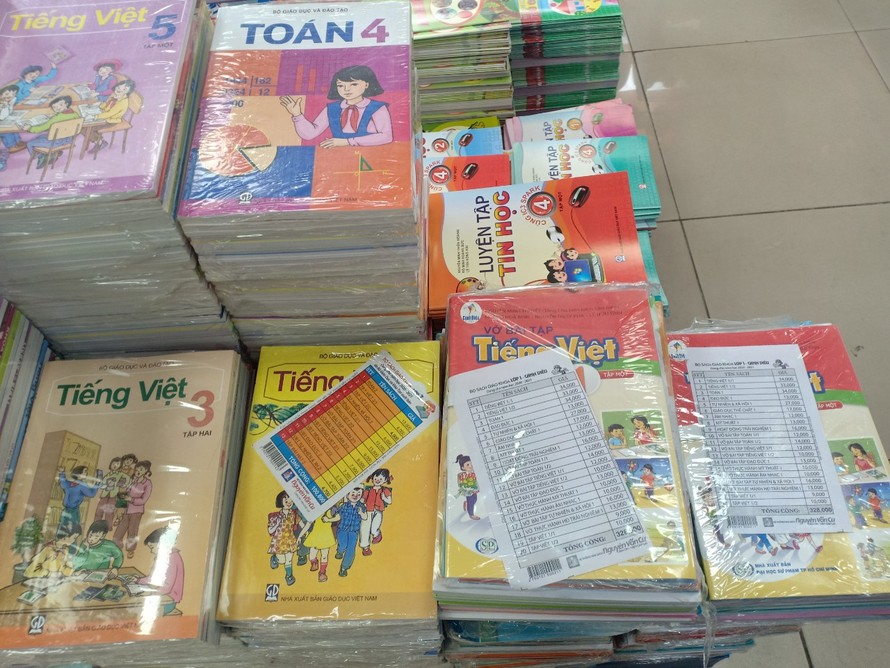 Những bộ SGK trong nhà trường theo chương trình của Bộ Giáo dục được bán ở Nhà xuất bản Giáo Dục TP.HCM. Ảnh: Bùi Kiều Trang