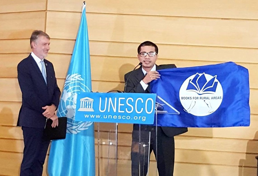 Nguyễn Quang Thạch trong lễ nhận giải tại trụ sở chính của UNESCO (ảnh do nhân vật cung cấp)
