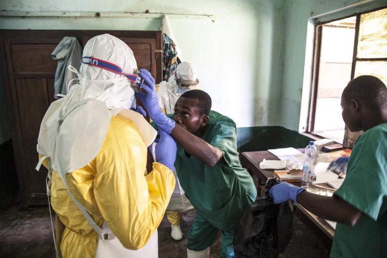 Các nhân viên y tế cùng tham gia giúp đỡ nạn nhân Ebola tại bệnh viện Bikoro, ổ dịch mới nhất tại Congo từ ngày 12/5.
