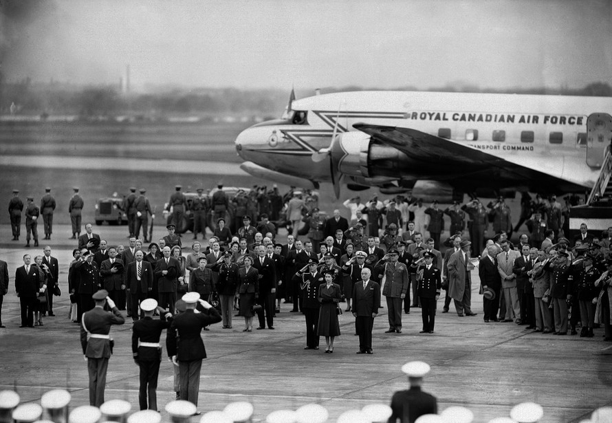 Công nương Elizabeth cùng Tổng thống Mỹ Harry S. Truman tại sân bay quốc gia ở Washington D.C năm 1951. (Nguồn: AP).