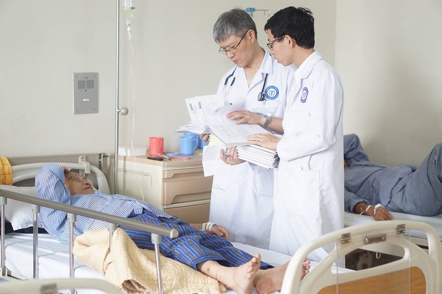 Bác sỹ kiểm tra sức khoẻ cho bệnh nhân tại Bệnh viện Nội tiết Trung ương