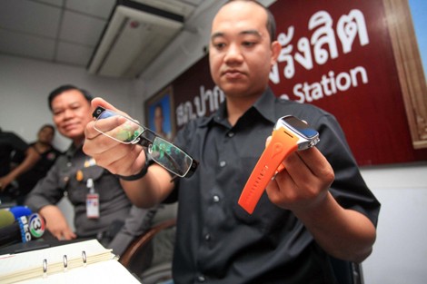 Cảnh sát Thái Lan công bố những thiết bị thu giữ được từ những thí sinh có hành động gian lận thi cử. ​