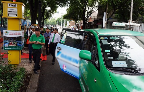 Điểm đón taxi trên đường Nguyễn Du vừa được triển khai. Ảnh: Hữu Nguyên.