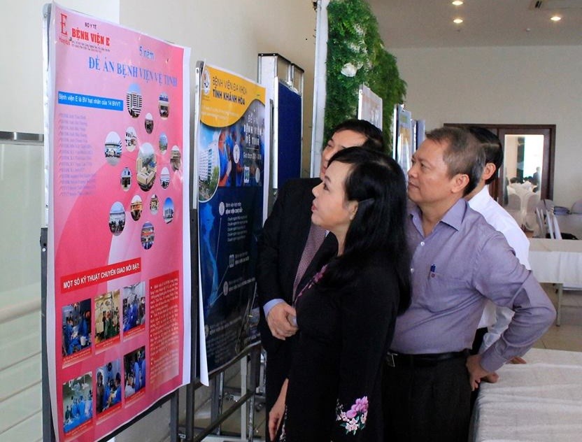 Bộ trưởng Y tế Nguyễn Thị Kim Tiến tham quan hình ảnh giới thiệu những kết quả thực hiện Đề án BVVT của BV E
