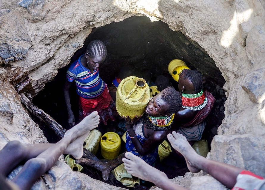 Người Turkana chia sẻ nước từ một hố đào. (Nguồn: Getty).