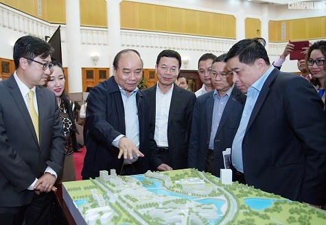 Thủ tướng Nguyễn Xuân Phúc và các đại biểu trao đổi về Trung tâm Đổi mới sáng tạo bên lề buổi làm việc. Ảnh: VGP.