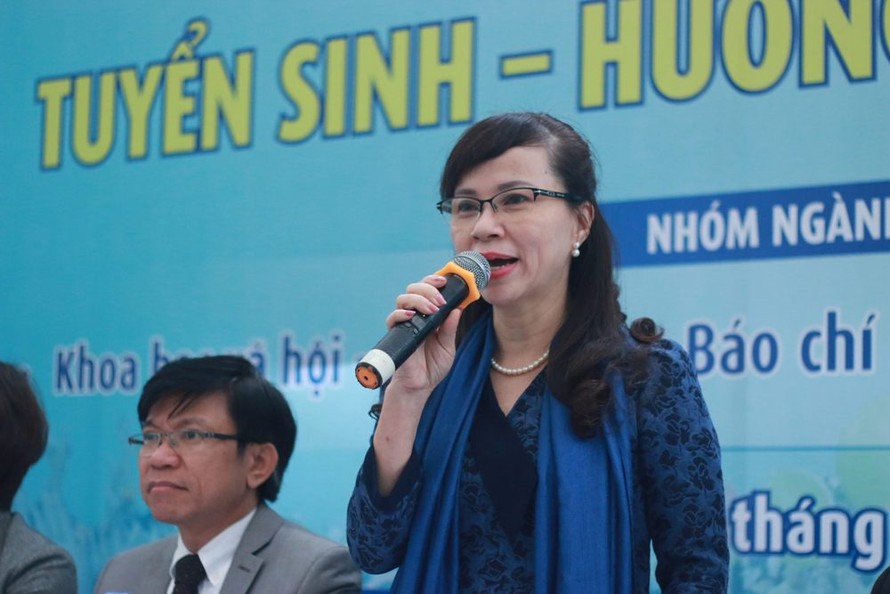 TS. Nguyễn Thị Kim Phụng trả lời câu hỏi của học sinh trong Ngày hội Tư vấn tuyển sinh - hướng nghiệp năm 2019.