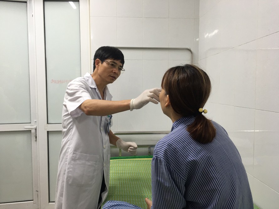 TS-Bác sĩ Phạm Cao Kiêm khám cho bệnh nhân bị biến chứng mũi sau khi tiêm filler.