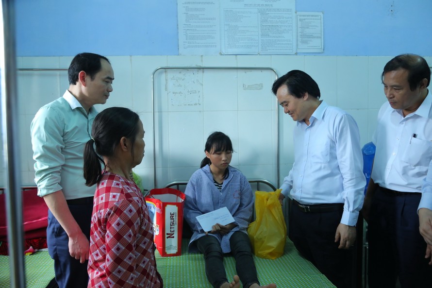 Bộ trưởng Bộ Giáo dục và Đào tạo Phùng Xuân Nhạ thăm hỏi nữ sinh bị bạn đánh.