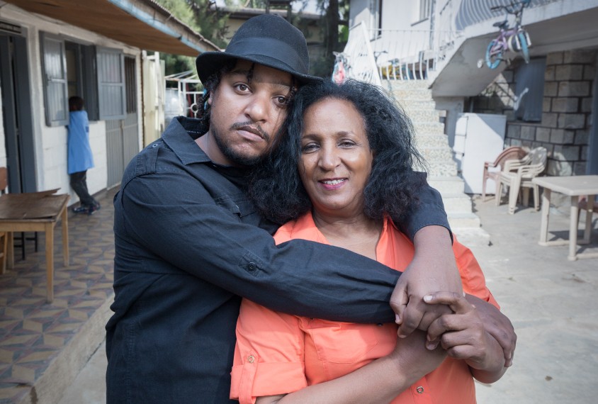 Bà Zemi Yenus và con trai Jojo. Nguồn: Spectrum