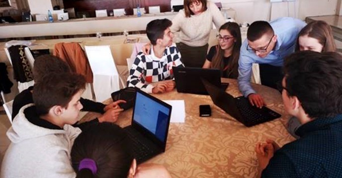 Giảng viên tương tác với các sinh viên từ Bắc Macedonia.© IMOR