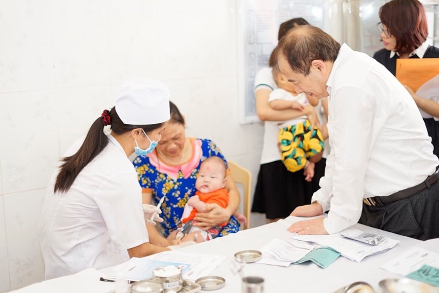 Cục trưởng Cục Y tế dự Phòng Trần Đắc Phu kiểm tra công tác tiêm vaccine DPT-VGB-Hib tại Hà Nam (ảnh P.C)