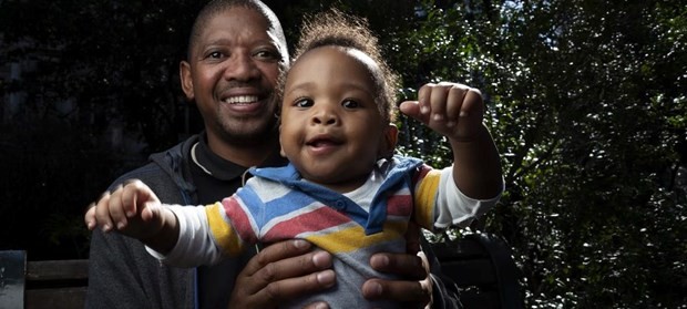 Ông Bongani Ngqame bế cậu con trai Khuma 8 tháng tuổi tại một công viên ở thị trấn Cape, Nam Phi. (Nguồn: UNICEF / Brian Sokol).