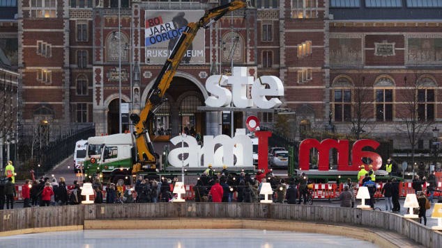 Dòng chữ “I amsterdam” bị tháo bỏ.