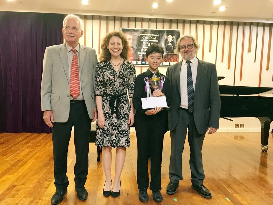 Võ Minh Quang 11 tuổi nhận giải lứa tuổi 13-17 tuổi Thailand 12/2017.
