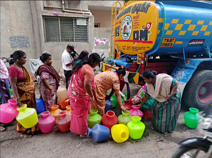 Cư dân thành phố Chennai xếp hàng chờ lượt lấy nước tiếp tế. (Nguồn: Reuters).