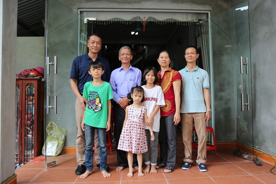TS Bạch Quốc Khánh (ngoài cùng bên trái) trong chuyến thăm gia đình anh Trung và bé gái sau ca ghép tế bào gốc.