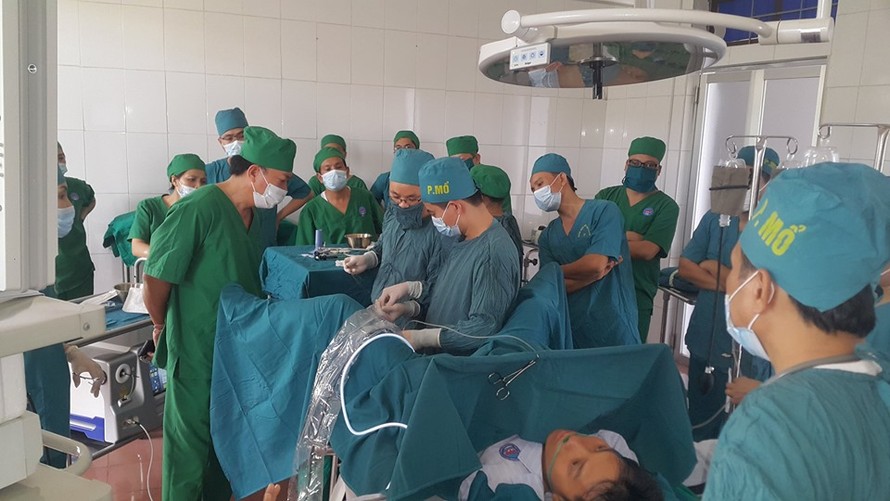 Bệnh nhân được phẫu thuật nội soi tán sỏi ngược dòng tại BV Đa khoa huyện Kỳ Anh, tỉnh Hà Tĩnh.