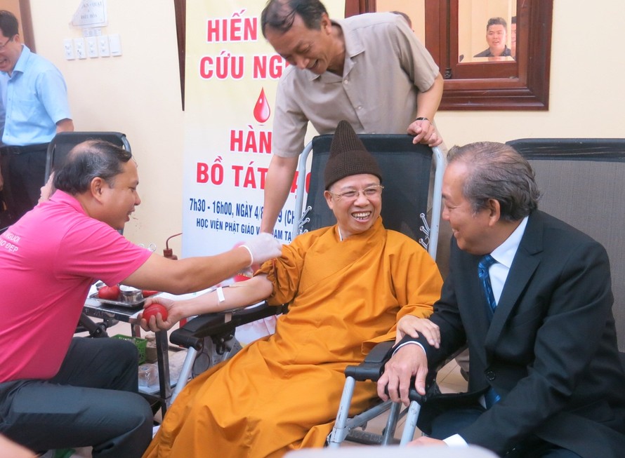 Thượng toạ Thích Thanh Quyết chia sẻ với Phó Thủ tướng Thường trực Trương Hoà Bình về niềm hạnh phúc khi dòng máu của mình hoà trong cơ thể của người được cứu sống.