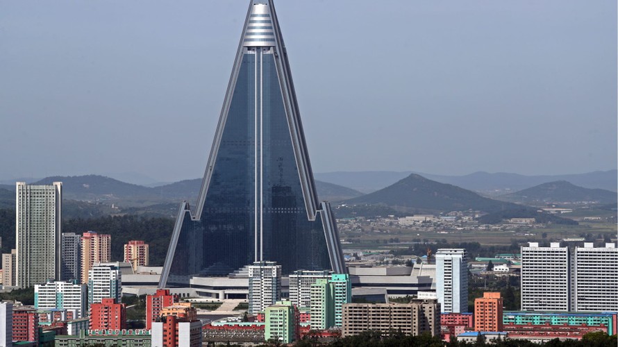 Khách sạn Ryugyong nằm giữa trung tâm thủ đô Bình Nhưỡng, Triều Tiên. (Ảnh: CNN).