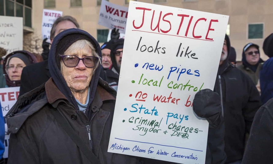 Người dân Flint tổ chức các cuộc biểu tình phản đối sự vô trách nhiệm của chính quyền thành phố và liên bang.