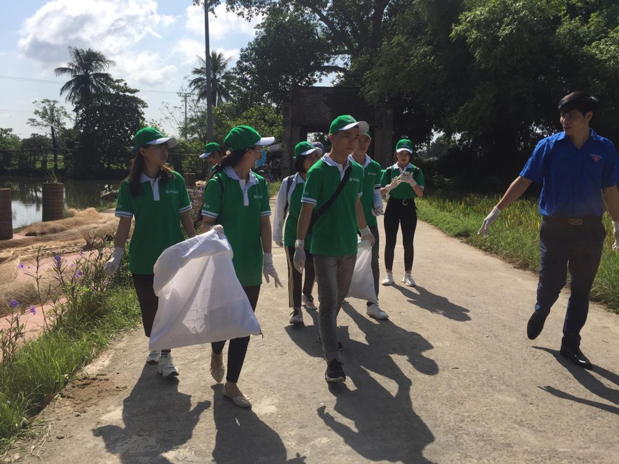 Doanh nghiệp lữ hành, sinh viên du lịch và người dân tham gia thu nhặt rác tại xã Đường Lâm.