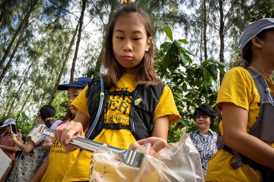 Ralyn Satidtanasarn, 12 tuổi, được biết đến với biệt danh Lilly, dọn rác tại khu rừng và bãi biển thành phố Khung Bang Kachao ở Bangkok. AFP.