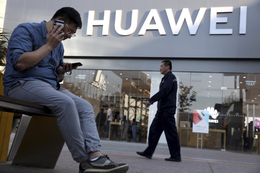 Huawei gặp nhiều khó khăn sau những động thái của chính phủ Mỹ. Ảnh: AP.