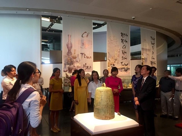 Du khách thăm phòng trưng bày cổ vật tại Bảo tàng Hà Nội.