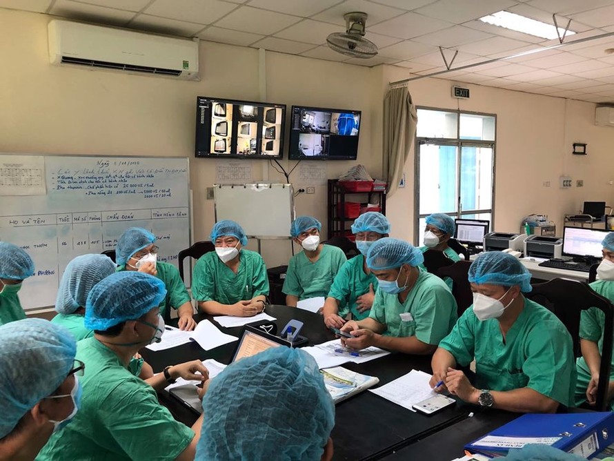 Đoàn các giáo sư tham gia hội chẩn điều trị bệnh nhân nặng tại BV Trung ương Huế.