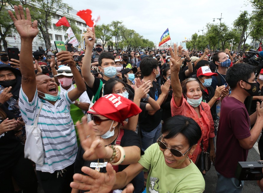 Hàng nghìn người dân Thái Lan tham gia biểu tình.